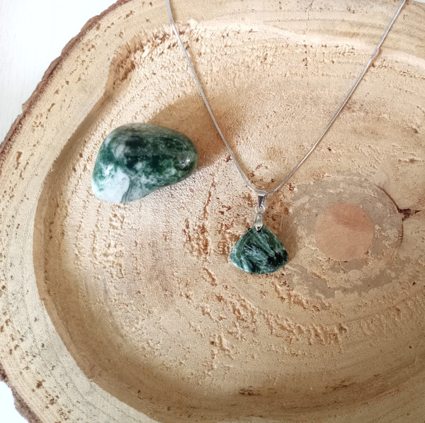 Náhrdelník s polodrahokamem, (1)